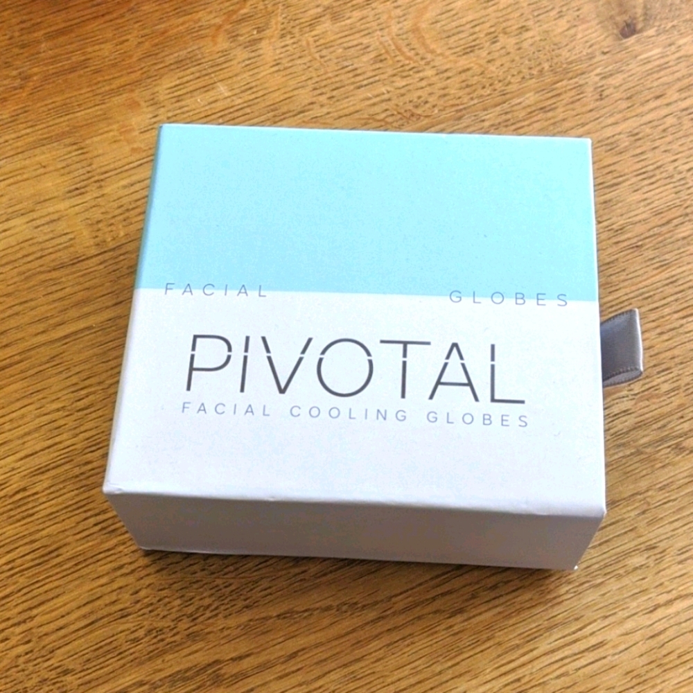 Pivotal facial globes